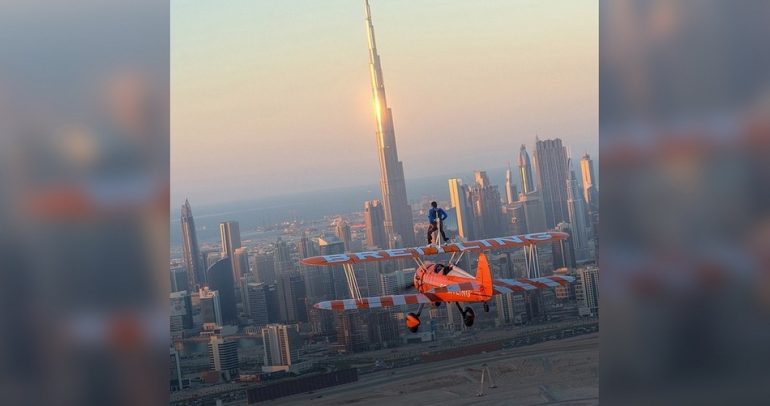 ولي عهد دبي يحلق واقفا فوق برج خليفة – فيديو